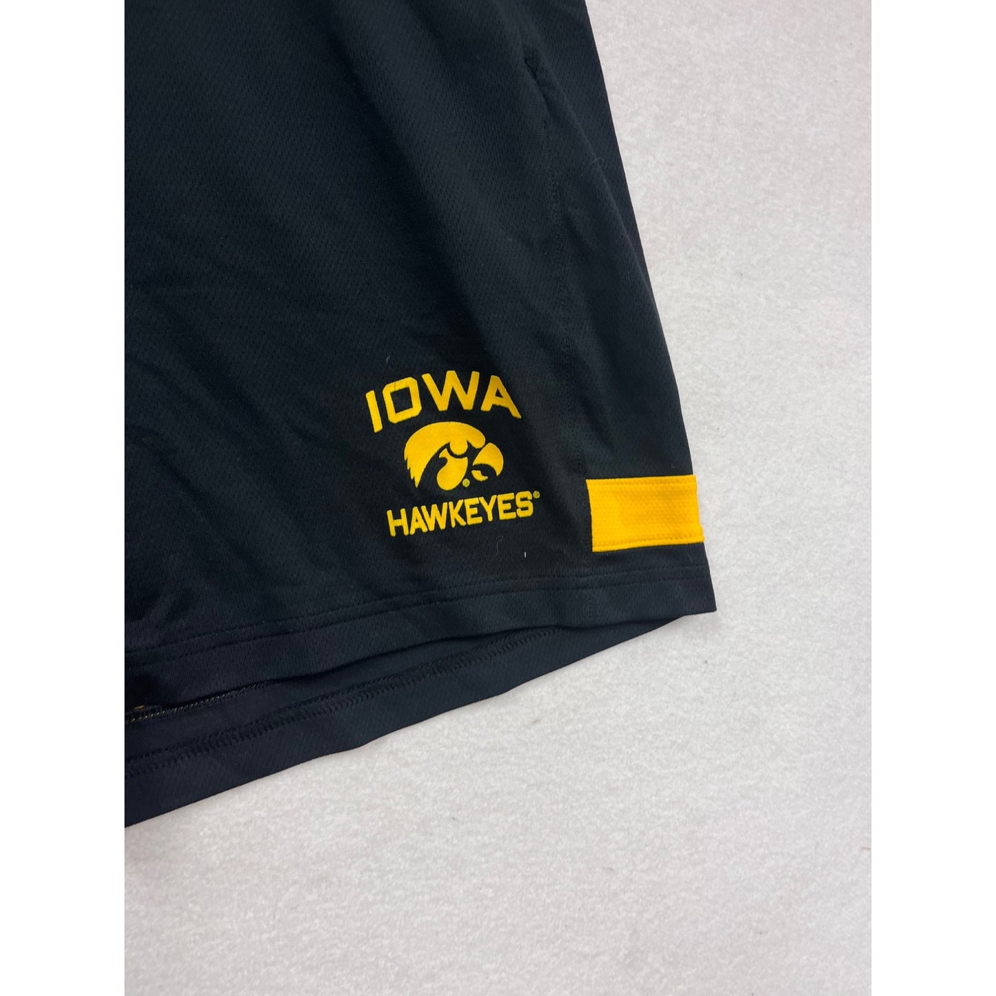Under Armour Iowa Hawkeyes  Athletic Shorts Size L #895A