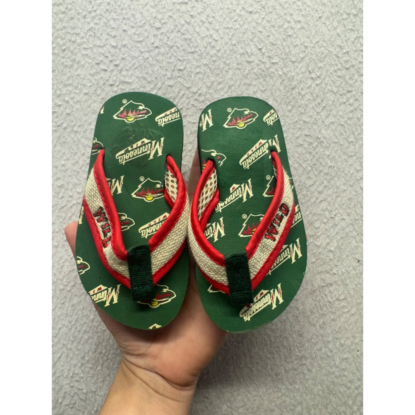 Minnesota Wild Green Flip Flops Size 6/7 Red Strap NHL Team Logo Sandals #9801
