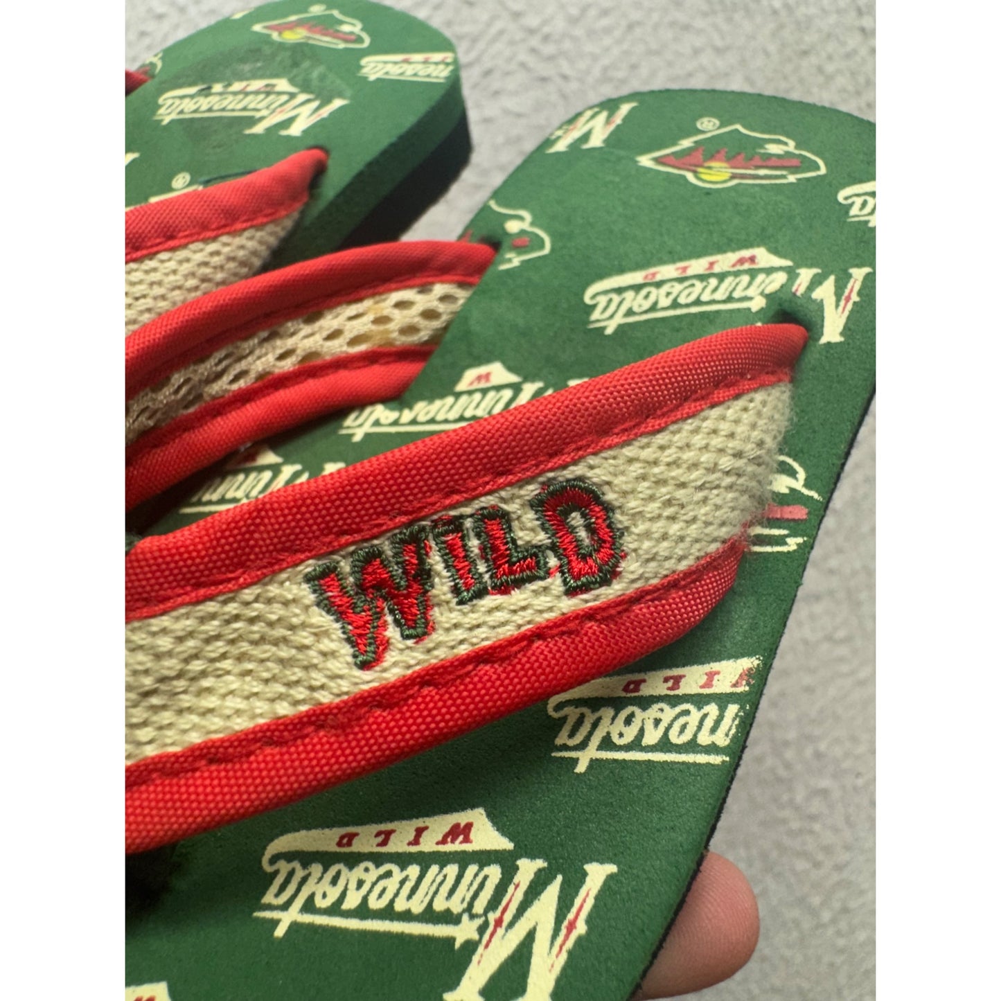 Minnesota Wild Green Flip Flops Size 6/7 Red Strap NHL Team Logo Sandals #9801
