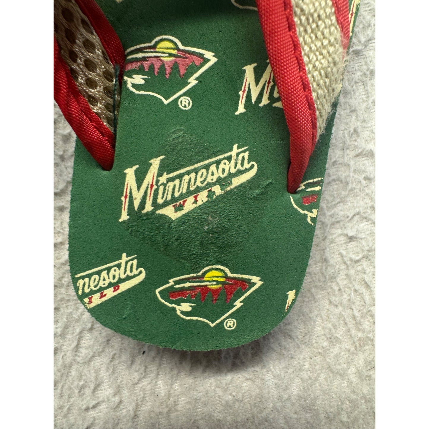 Minnesota Wild Green Flip Flops Size 6/7 Red Strap NHL Team Logo Sandals #9801